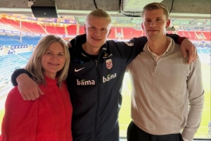 哈蘭德社媒曬與媽媽和弟弟合照：老大、我和我哥