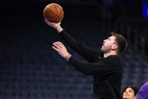 客戰(zhàn)衛(wèi)冕冠軍！湖人官推曬踩場訓(xùn)練照 東契奇里夫斯領(lǐng)銜