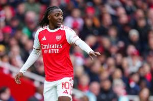 埃澤國家隊生涯前3球皆為替補出場攻入，英格蘭隊史第二人