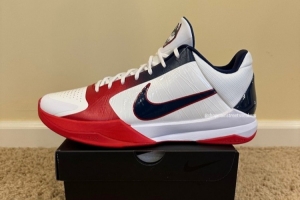 又一雙Kobe 5大學(xué)PE！康涅狄格大學(xué)專屬配色 鞋舌帶有哈士奇Logo