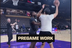 G聯(lián)盟首秀來(lái)了！楊瀚森賽前訓(xùn)練 大部分是籃下腳步 三分扣籃也有