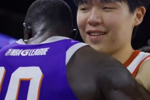 說(shuō)啥呢？楊瀚森賽后和好兄弟馬盧阿奇相擁致意 還簡(jiǎn)單耳語(yǔ)了一句