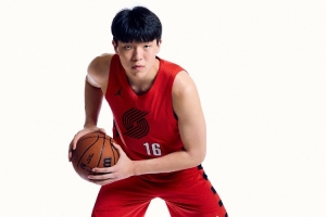 媒體人：楊瀚森的首秀還算打得不錯 找到一些比賽的感覺和自信心