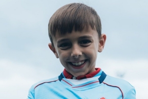 小球迷親吻塞爾塔隊(duì)徽回應(yīng)亞馬爾，俱樂部邀請他與阿斯帕斯見面