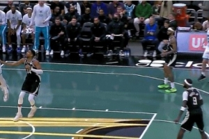 小橋上籃被科爾·安東尼拉拽肩膀犯規(guī) 裁判回看追加一級惡意犯規(guī)