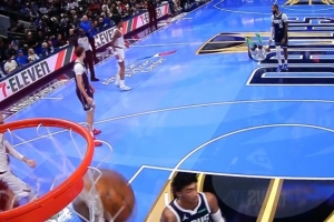 乘勝追擊！哈登弧頂三分命中還造成犯規(guī) 加罰也有完成打4分