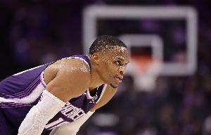 時光的痕跡！施羅德上籃不進 威少沖搶前場籃板要補卻被籃筐帽掉