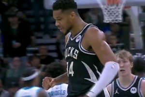 野獸出擊！波蒂斯三分不中&字母哥前場(chǎng)板一搶三 補(bǔ)籃打進(jìn)還加罰