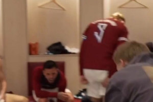 世界杯我們來(lái)了！哈蘭德賽后與隊(duì)友在更衣室內(nèi)載歌載舞慶祝