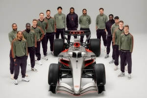 拜仁全隊(duì)和贊助商奧迪的R26概念車(chē)合影，后者將在2026賽季參加F1