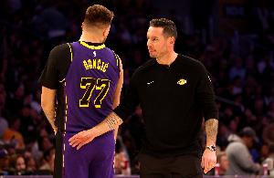 雷迪克：過(guò)去兩場(chǎng) 對(duì)手都派出了最佳防陣級(jí)別的球員盯防東契奇