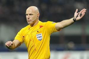 稱遭不公對待！電訊報：英女超裁判起訴裁判公司，韋伯將出庭作證