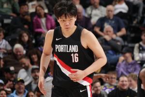 ??圍繞著他打就對了！楊瀚森連續(xù)弧頂策應做餅 連送2個好助攻！