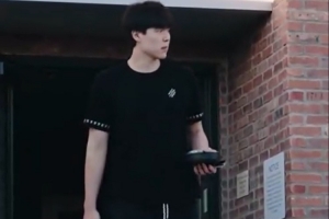 客戰(zhàn)菲尼克斯！楊瀚森入場(chǎng)穿搭：短褲+短袖&一身黑 配上運(yùn)動(dòng)拖鞋