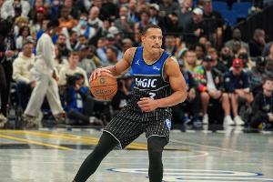 穩(wěn)定火力！半場(chǎng)貝恩9中4拿到10分 席爾瓦8中4貢獻(xiàn)11分4板