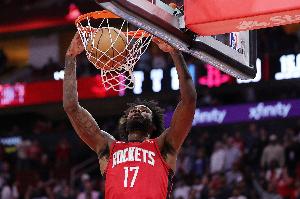 傷病退散！伊森6中1得到3分5板2助1斷 因左髖挫傷提前退賽