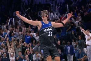 鐵了一整場又怎樣！小瓦格納追身打板三分+撤步三分 領(lǐng)先到5分！