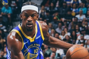 最后被帽真沒辦法!勇士官方發(fā)布贏球海報 巴特勒榮登封面