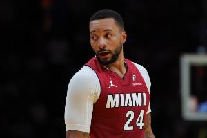 主攻手！鮑威爾半場(chǎng)10中5砍全隊(duì)最高15分 三分7中3