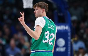 基德：弗拉格攻防都不錯拼盡了全力 最后給他喂球應(yīng)做得更好