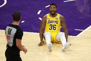 拿手好戲！斯瑪特籃下精準站位造進攻犯規(guī)