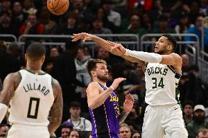 都是背靠背！ESPN預(yù)測(cè)明日勝率：湖人44.4% 雄鹿55.6%更被看好