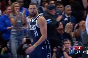 佛光再現(xiàn)！克萊連中三分反超比分 獨(dú)行俠最多落后15分