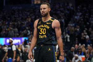 是否看到文班鼓動(dòng)球迷干擾你罰球？庫里：當(dāng)然 我還特意配合他們