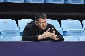 朱芳雨：我在場邊玩手機(jī) 其實(shí)是關(guān)注在其他隊(duì)的強(qiáng)強(qiáng)對話