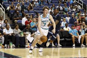 家鄉(xiāng)人民面前展示一把！4號秀克尼佩爾搶斷反擊送雙手暴扣！