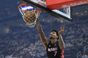 拼得很兇！韋爾保護(hù)后場(chǎng)籃板 球鞋被甩出場(chǎng)外