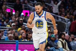 庫里：我知道我30歲后40+場次追平喬丹 我當(dāng)時還做了反著的23手勢