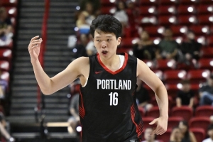 朱芳雨：楊瀚森在場時球隊的攻防節(jié)奏都流暢了 體現(xiàn)了自己的價值