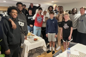 回家鄉(xiāng)密爾沃基打客場(chǎng)！克尼佩爾母親邀請(qǐng)黃蜂全隊(duì)共進(jìn)晚餐！