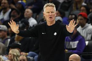 很不滿！巴特勒卡位被吹犯規(guī) 科爾抱怨賠上技犯