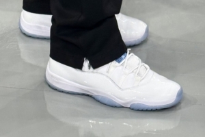 老板都一度不穿UA了！庫(kù)里保鏢今日上腳AJ 11出現(xiàn)在球場(chǎng)！