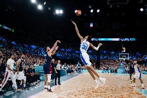 夢(mèng)回巴黎！庫(kù)里撤步超高弧度三分越過(guò)文班指尖！