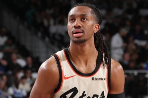 神奇小子！詹金斯后場轟進第三節(jié)壓哨打板三分