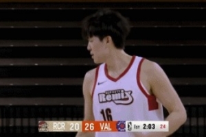 小細(xì)節(jié)得注意！楊瀚森積極給隊(duì)友作掩護(hù) 但被吹進(jìn)攻犯規(guī)！