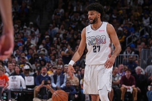 今天是主攻手！穆雷上半場17次出手命中7球 三分5中1砍下17分3助