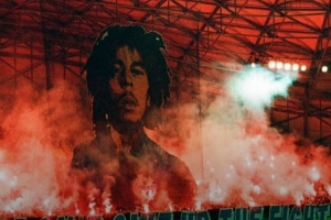 球迷燃放煙花違規(guī)！馬賽被罰款7萬余歐元+部分看臺關閉但緩期執(zhí)行