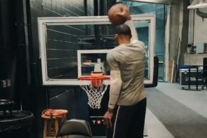 ??笑死哈哈哈！威少連扣4次超矮籃筐??全飛了！