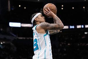 形似艾弗森！曼恩右側(cè)弧頂處回拉撤步干拔三分命中