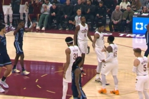 開場就是高難度！米切爾借掩護掛著韋爾斯命中打板三分還加罰！