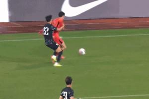 不慣著！韓國球員挑釁拜合拉木，留洋荷乙的王博豪出頭將其撞倒