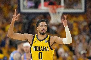 挺像那么回事！哈利伯頓場邊正裝指揮隊(duì)友 神似球隊(duì)主帥