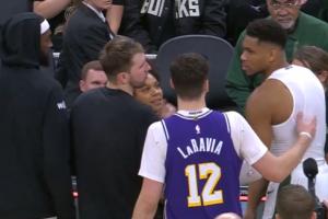 ???大氣！脫了球衣的字母哥拿走球 直接遞給了東契奇