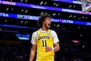 一飛沖天！海斯順下接球 起飛滑翔面對空籃單臂暴扣