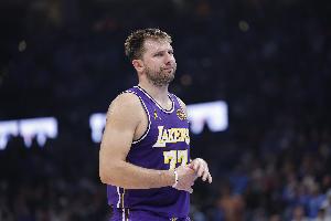 你只管飛！東契奇持球吸引防守送拋傳 艾頓騰空暴起雙手灌筐