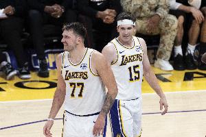 雷迪克夸東里組合：他們?cè)诘谌偷谒墓?jié)分別阻止了雄鹿的反撲